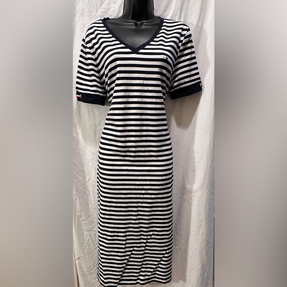 Tommy Hilfiger women’s shirt dress with side slits. Size M
